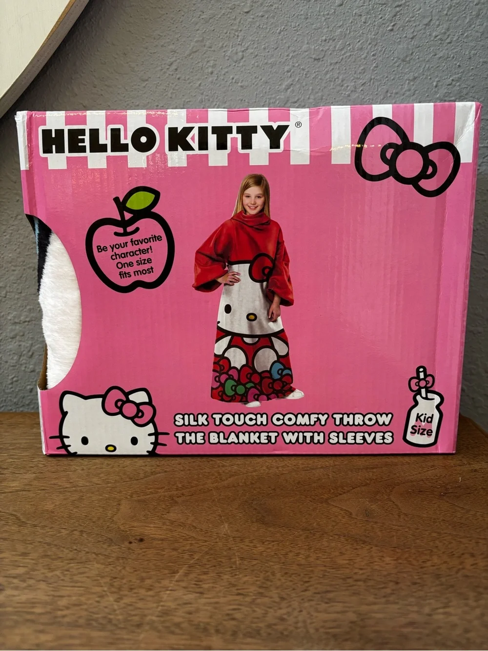 Hello Kitty Silk Touch Comfy Throw - Pink & Red